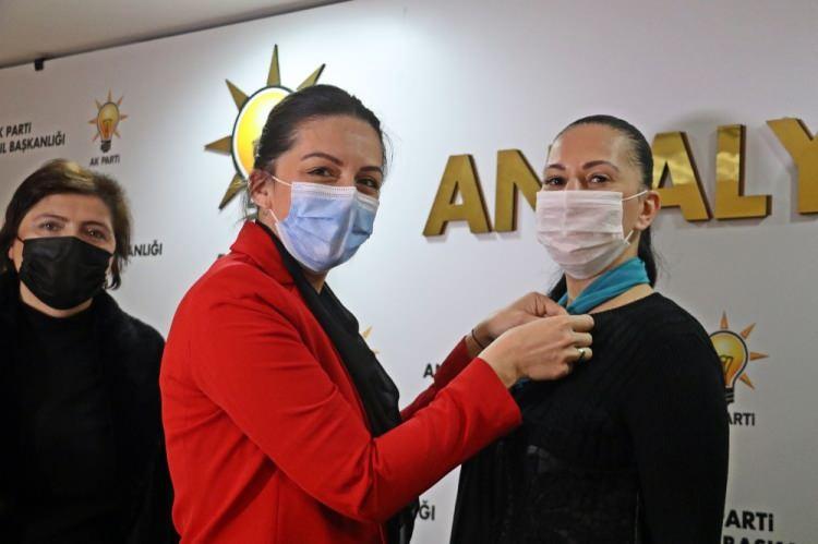 <p>İl Kadın Kolları Başkanı Ayşe Keyik Yılmaz, güçlü bir aile olduklarını belirterek, “Bunun mesajını her fırsatta elimizden geldiği kadar vermeye çalışıyoruz. Bu kadar kıymetli 5 tane güzel kadınımızın teşkilatımıza dahil olması, bizimle birlikte aynı yolda yürüdüğünü göstermesi bizim için çok kıymetliydi” diye konuştu.</p>