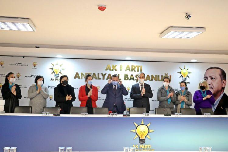 <p>Partiye üye olan Azerbaycan uyruklu Türk vatandaşı Elmira Samadova ise, Türkiye’ye 21 yıl önce geldiğini ve bir çocuk annesi olduğunu söyledi. Samadova, her iki ülkenin de bir millet olduğuna vurgu yaparak, “Türkiye her zaman Azerbaycan’ın yanında oldu. Bunu tarih gösterdi zaten. AK Parti’yi desteklemek için buradayız. AK Parti’ye üye olduğum için çok mutluyum” dedi.</p>