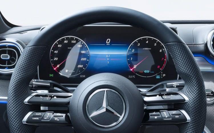 <p>Tamamen yenilenerek çok sayıda ilki bünyesinden barındıran Yeni Mercedes-Benz C-Serisi, düzenlenen dijital dünya lansmanı ile tanıtıldı.<br />
<br />
Yeni C serisinde lüksün zirvesi olarak adlandırılan S serisinden esintiler yer alıyor.</p>
