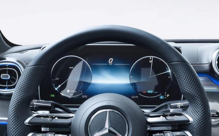 <p>Yeni C-Serisi’nde, ilk aşamada 170 ile 265 BG aralığında, tamamı dört silindirli benzinli ve dizel motorlardan oluşan güç üniteleri, ikinci nesil entegre marş jeneratörüne (ISG) sahipler. Mercedes-AMG Petronas Formula 1 ekibiyle birlikte geliştirilen yeni turbo beslemesi ile çok daha verimli olan motorlar, her zamankinden düşük emisyon oranlarını karşılayabiliyorlar.</p>

