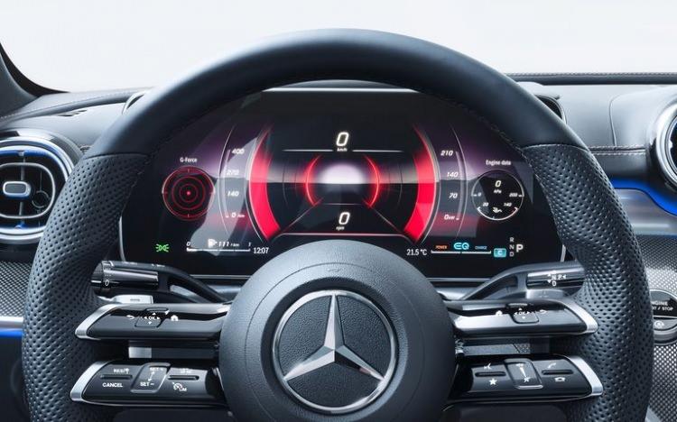<p>Serisi, ilk olarak arka tasarımında bagaj kapağına da taşırılan stop lambaları, tüm motor seçeneklerinde otomatik şanzımanın standart olarak sunulması, ikinci nesil MBUX, opsiyonel arka aks yönlendirmesi ve arka koltuklarında ısıtma fonksiyonu gibi yenilikleriyle seleflerinden ayrılıyor.</p>
