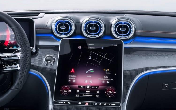 <p><span style="color:#FF8C00"><strong>Hey Mercedes: Her geçen gün daha da akıllı hale gelen sesli asistan</strong></span></p>
<p>“Hey Mercedes” sesli asistan, Mercedes me uygulaması üzerinden çevrimiçi hizmetlerin etkinleştirilmesiyle daha fazla diyalog kurabiliyor ve öğrenebilir hale getiriliyor. Örneğin; gelen çağrıyı kabul etme gibi bazı eylemler “Hey Mercedes” aktivasyon sözcüğü olmadan da kullanılabiliyor. Ayrıca “Yardım” komutu ile “Hey Mercedes” araç fonksiyonuna ait destek ve açıklamalar da sunuyor. Sistem, yolcuların “Hey Mercedes” sesini bile tanıyabiliyor.</p>