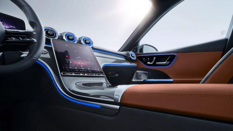 <p><span style="color:#FF8C00"><strong>İkinci nesil ISG’ye sahip dört silindirli benzinli motor</strong></span></p>
<p>Yeni C-Serisi’nde 20 BG ek güç ve 200 Nm fazladan tork kullanıma sunan ikinci nesil entegre marş jeneratörüne (ISG) sahip dört silindirli benzinli motor (M 254), ilk kez kullanıma sunuluyor. Enerji geri kazanımı ve süzülme gibi fonksiyonların da katkısıyla benzinli motor çok daha verimli bir yapı ortaya koyuyor. Mercedes-Benz, M 254 ile ilk kez dört ve altı silindirli benzinli ve dizel motorlardan oluşan modüler motor ailesinin tüm yeniliklerini bir araya getiriyor. NANOSLIDE silindir kaplaması, CONICSHAPE silindir honlaması ve doğrudan motor üzerinde egzoz gazı arındırma işlemi bunlardan bazıları.</p>
