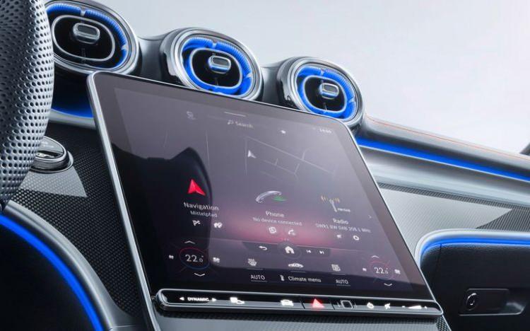 <p>Yeni S-Serisi’nden aktarılan ikinci nesil MBUX (Mercedes-Benz Kullanıcı Deneyimi) bilgi-eğlence sistemi, çok daha gelişmiş komutları algılıyor ve öğrenmeye devam ediyor.</p>