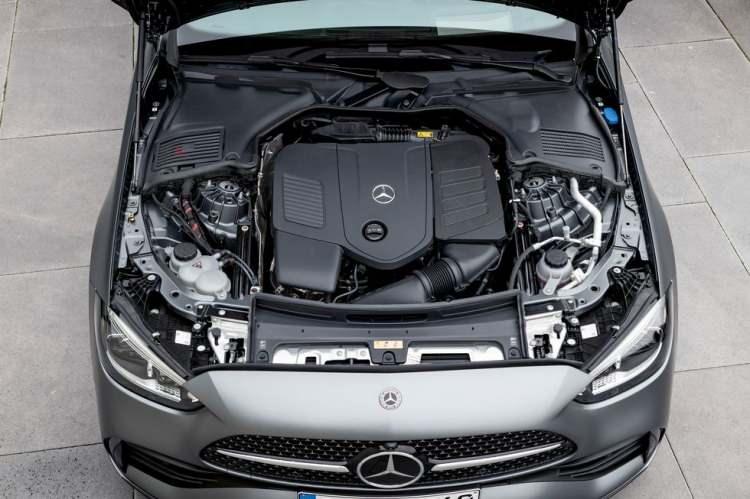 <p><span style="color:#FF8C00"><strong>Manevra sırasında sürücüyü destekleyen gelişmiş park sistemleri</strong></span></p>

<p>Gelişmiş sensörler sayesinde yardımcı sistemler sürücüyü manevra yaparken destekliyor. MBUX entegrasyonu işlemi daha sezgisel ve daha hızlı hale getiriyor. İsteğe bağlı olarak sunulan arka aks yönlendirme park asistanlarına entegre edilirken, şeritlerin hesaplanması buna göre ayarlanıyor. Acil durum fren özelliği aynı zamanda trafikteki diğer paydaşları korumaya yardımcı oluyor.</p>
