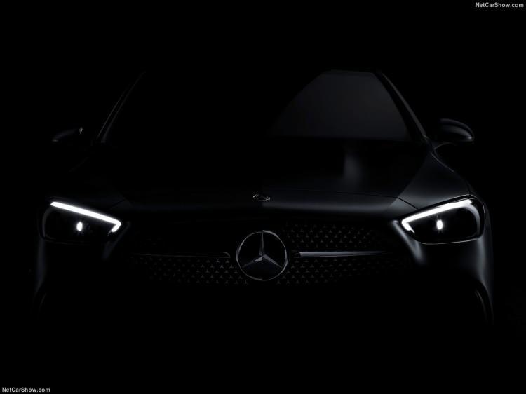 <p>Aktif Mesafe Yardımcısı DISTRONIC, otoyol, kara yolu ve şehir içi olmak üzere farklı yol koşullarında öndeki araçla önceden ayarlanan mesafeyi otomatik olarak koruyor. Daha önce 60 km/s’e kadar hızlarda duran araçlara tepki veren sistem geliştirildi ve artık 100 km/s hızda da duran araçlara tepki veriyor.</p>
<p> </p>
