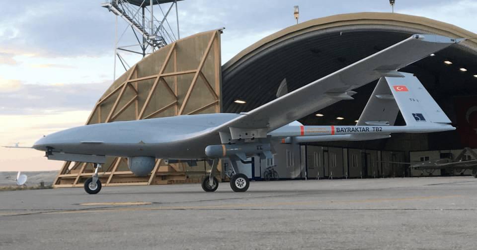 <p><strong>T&uuml;rkiye kendi SİHA&rsquo;sı ve m&uuml;himmatını &uuml;reten 6 &uuml;lkeden biri</strong><br />
<br />
&Uuml;&ccedil; yedekli aviyonik sistemleri ve sens&ouml;r f&uuml;zyon mimarisiyle tamamen otonom taksi, kalkış, normal seyir ve iniş kabiliyetine sahip olan Bayraktar TB2 SİHA sistemi, TSK envanterine giren ilk milli taktik insansız hava aracı sistemi olarak 2014 yılından bu yana aktif olarak kullanılıyor. Kanatlarında Roketsan tarafından &uuml;retilen 4 adet MAM-L ve MAM-C f&uuml;zelerini taşıyabilen Bayraktar TB2, yerleşik lazer hedef işaretleyicisi ile hassas hedefleme yapma kabiliyetine sahip bulunuyor. Bu &ouml;zelliklerle T&uuml;rkiye, d&uuml;nyada kendi SİHA&rsquo;sı ve m&uuml;himmatlarını &uuml;reten 6 &uuml;lkeden biri olarak &ouml;ne &ccedil;ıkıyor. Milli SİHA, hedefe yakın alanlara verilebilecek hasarları &ouml;nlemek amacıyla hızlı g&ouml;r-ve-vur &ouml;zelliğine sahip hepsi bir arada &ccedil;&ouml;z&uuml;m sunan bir sistem olarak dikkat &ccedil;ekiyor. T&uuml;rk Silahlı Kuvvetleri i&ccedil;in silahlandırılan sistem, keşif, s&uuml;rekli havadan g&ouml;zetleme, hedef tespiti ve imha imk&acirc;nı sağlıyor.</p>
