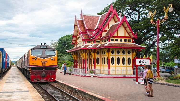 <p><strong>HUA HİN TREN İSTASYONU - TAYLAND</strong></p>
<p>Tay ve Victoria Dönemi stillerini yansıtan bu istasyon, sanki masallar diyarındaymışsınız izlenimi vermektedir. Phra Mongkut Klao adlı bir minik köşke de sahiptir.</p>