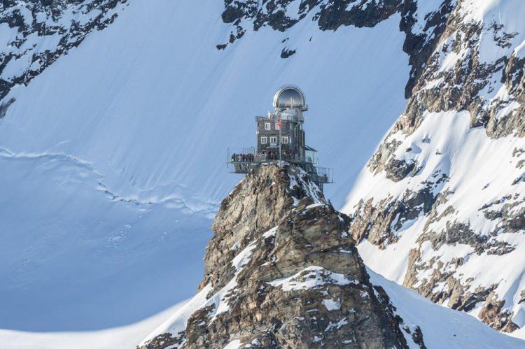 <p><strong>JUNGFRAUJOCH İSTASYONU - İSVİÇRE</strong></p>
<p>Alpleriyle meşhur İsviçre'de bulunan bu istasyon, Avrupa'nın da en yüksek tren istasyonu kabul edilmektedir. Rasathanesi dağın tam zirvesinde bulunur ve yolcular buraya çıkıp hatıra fotoğrafı çektirebilmektedirler.</p>