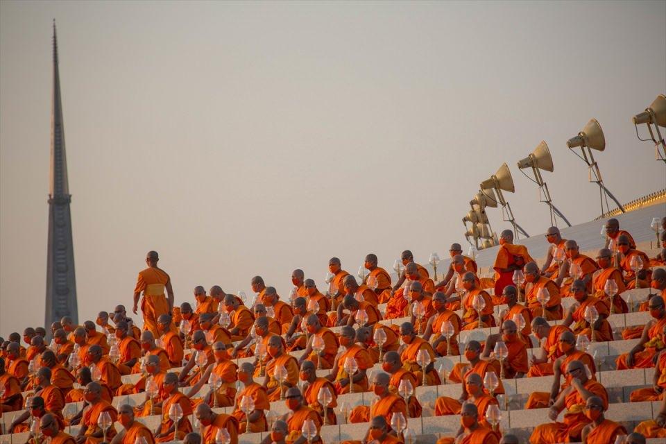<p>Makha Bucha gününde, 1250 kişinin Buda’nın önünde spontane bir şekilde toplanması ve daha sonra Buda’nın öğrencileri olarak aydınlanmaya ulaşmaları anılıyor. </p>
