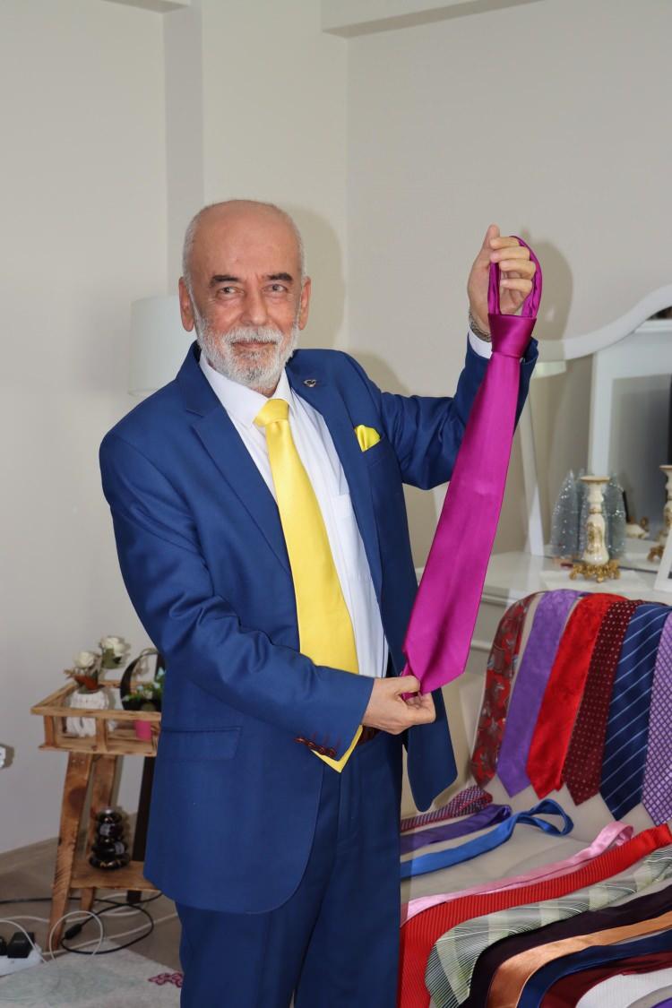 <p><strong>'KRAVAT BENİM İÇİN ELBİSENİN KİMLİK KARTIDIR'</strong></p>
<p>Koleksiyonuna dolabında gözü gibi bakan Aydın, kravatla olan macerasını şöyle anlattı: “Gençliğimde çok sevmediğim bir şeydi ama 1980 ihtilalinden sonra halk eğitim merkezinde görev yaptım, sıkıyönetim yasalarından dolayı kravat da mecburdu. </p>