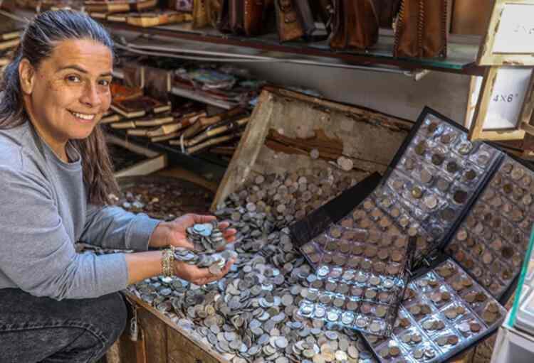 <p>Antalya'nın tarihi semti Kaleiçi'ndeki bir antika mağazasında satılan madeni paralar, yoğun ilgi görüyor. Mağazada define sandıklarına doldurularak satışa sunulanlar arasında 50 yılı geride bırakan 1 liralardan 2,5 liraya, 40 yıl önce kullanılan 1 sentlerden 0,5 rubleye, farklı devletlere ait koleksiyon parçası madeni paralar yer alıyor.</p>
