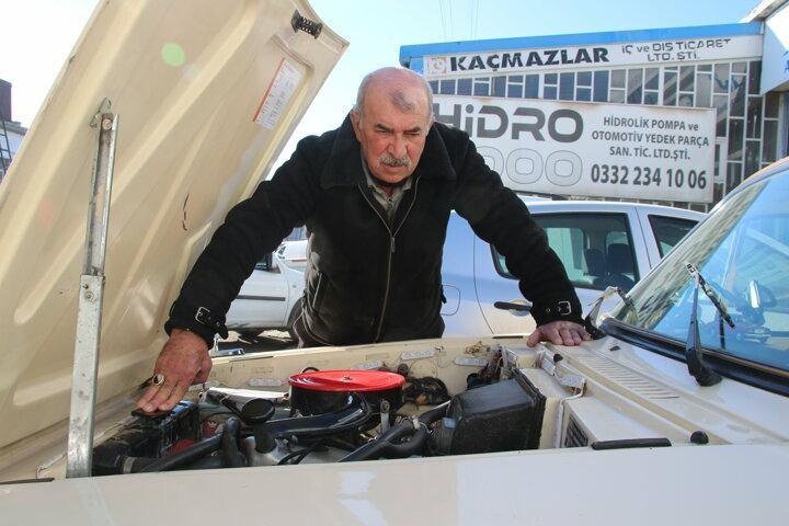 <p>Konya'da klasik otomobil tutkunu 60 yaşındaki Mevl&uuml;t &Ouml;cal, evladı gibi g&ouml;rd&uuml;ğ&uuml; Anadol otomobiline g&ouml;z&uuml; gibi bakıyor. İnsanların aracına g&ouml;sterdiği ilgiden memnun olduğunu anlatan &Ouml;cal "Trafikte ışıklarda durunca herkes d&ouml;n&uuml;p bir 'maşallah' &ccedil;ekiyor. 'Sakın satma g&uuml;zelmiş' diyenler oluyor. Satın almak isteyenler oluyor ama satmıyorum" diye konuştu.</p>

<p>&nbsp;</p>
