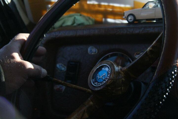 <p>Aracının boyasının orijinal rengi olduğunu dile getiren &Ouml;cal, ş&ouml;yle devam etti:<br />
<br />
"Satın aldığımda motoru arızalıydı, komple motoru yaptırdım. Boyacı olduğumuz i&ccedil;in gerekli ufak tefek boya işlerini yaptık, kendi orijinal boyasıyla duruyor, yanlarını ge&ccedil;en sene kaplama yaptım. Eskiye hastalık olduğu i&ccedil;in aksesuarlarla aracıma kendime g&ouml;re bir g&ouml;r&uuml;n&uuml;m verdim. Eksik olan par&ccedil;alarını orijinaline g&ouml;re toparladık. Binerken zevk veriyor, bakanların da hoşuna gidiyor, fotoğraf &ccedil;ekilenler oluyor. Benim 5 &ccedil;ocuğum var altıncı da Anadol oldu. &Ouml;l&uuml;nceye kadar Anadol'a bineceğiz inşallah."</p>
