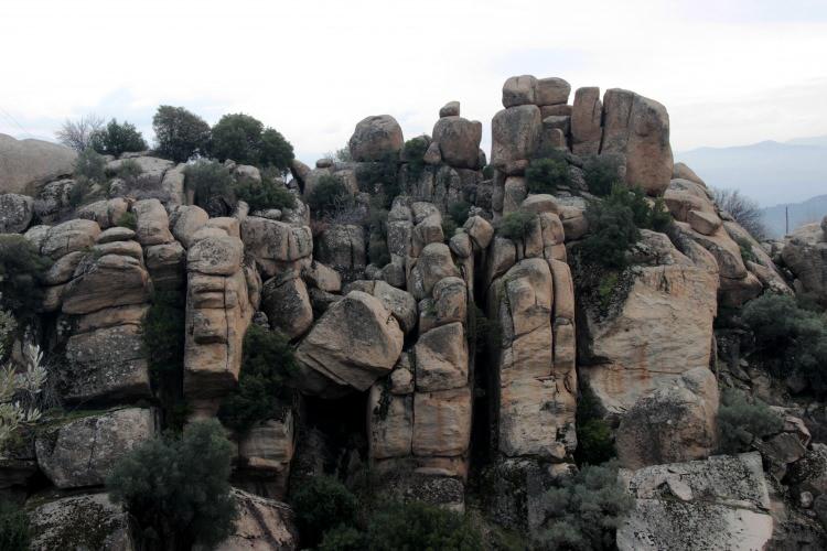 <p>Tarcan Oğuz bölgenin tanıtım eksikliği bulunduğunu, tanıtım yapılması durumunda çok sayıda yerli ve yabancı turistin ilgisini bu alanların çekebileceğini belirtti. Oğuz,<em> “Bu bölgenin tanıtım anlamında eksikleri var. Bu alan Yatağan Jeopark projesi alanı içinde. Yeni yeni tanıtımlara başladı. Yabancı ve yerli turistler yavaş yavaş gelmeye başladı”</em> dedi.                      </p>
