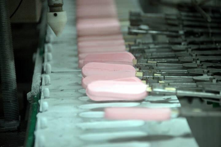 <p>T&uuml;rkiye'de 11 bin 553 kişinin istihdam edildiği modern tesislerde &uuml;retilen dondurmalar, i&ccedil; pazar dışında d&uuml;nyanın bir&ccedil;ok &uuml;lkesine de ihra&ccedil; ediliyor. 2019'da ortaya &ccedil;ıkan ve zamanla d&uuml;nyayı etkisi altına alan pandemiyle m&uuml;cadele kapsamında T&uuml;rkiye'de olduğu gibi bir&ccedil;ok &uuml;lkede kafe ve restoranların kapalı olması her sekt&ouml;rde olduğu gibi dondurma sekt&ouml;r&uuml;n&uuml; de olumsuz etkiledi.</p>
