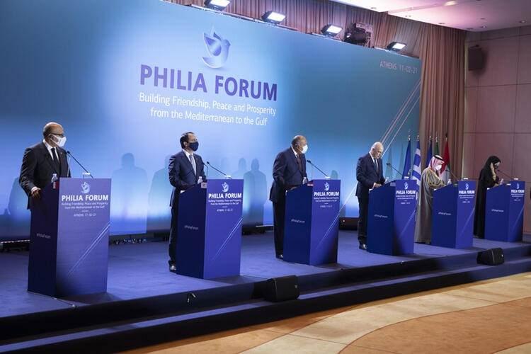 <p>ATİNA'DA TÜRKİYE DÜŞMANLARI BULUŞTU </p>

<p>Fransa'dan Mısır'a, ABD'den Birleşik Arap Emirlikleri'ne birçok ülkeyi Doğu Akdeniz'e tatbikat için davet eden Yunanistan, 11 Şubat'ta müttefikleriyle yepyeni bir adım daha attı. Suudi Arabistan, Birleşik Arap Emirlikleri, Mısır, Bahreyn'in yanı sıra Fransa ve Güney Kıbrıs dışişleri bakanları Atina'da bir araya geldi. Atina'daki toplantıyı 'Türkiye'nin hasımlarının buluşması' olarak duyuran AP, Fransa Dışişleri Bakanı Jean-Yves Le Drian'ın zirveye video konferans yöntemiyle katıldığını bildirdi.</p>
