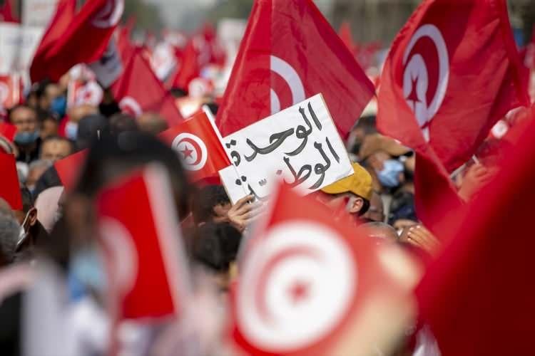 <p>Tunus'ta Nahda Hareketinin çağrısına karşılık veren binlerce kişi başkentte, ülkedeki siyasi krizin sona ermesi talebiyle yürüyüş düzenledi.</p>

<p>Tunus Cumhurbaşkanı Kays Said ile Başbakan Hişam el-Meşişi arasında kabine revizyonu krizi devam ederken Nahda'dan gelen çağrıya binlerce kişi karşılık verdi.</p>
