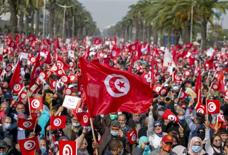 <p>"Sebat ve devlet kurumlarının korunması" sloganıyla düzenlenen yürüyüş, başkent Tunus'taki 5. Muhammed Caddesi'nden başlayıp kent merkezindeki Habib Burgiba Caddesi'ne doğru devam etti.</p>

<p>"Tunus yarın daha güzel olacak" ve "ulusal birlik" sloganları atılan gösteride güvenlik önlemlerinin de üst düzeyde olduğu gözlendi.</p>
