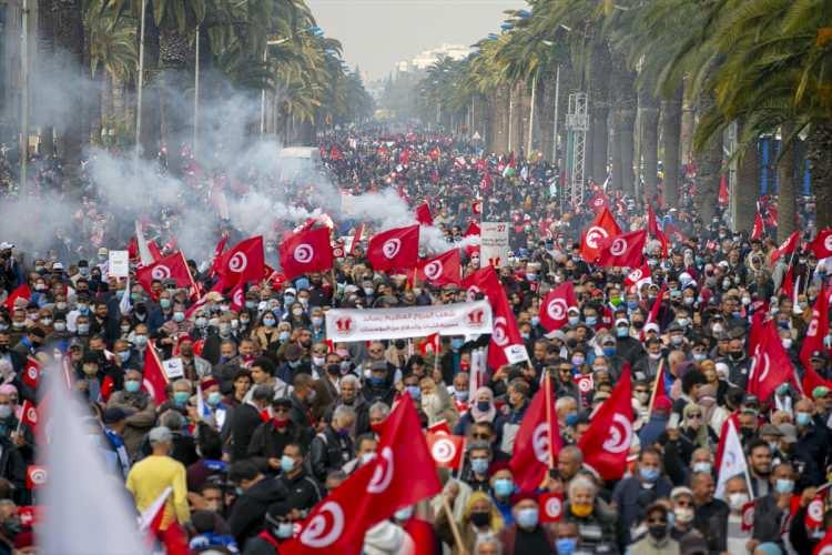 <p><strong>Gannuşi: 10 yıl önceki devrim gösterilerini hatırlattı</strong></p>

<p>Tunus Meclis Başkanı Raşid el-Gannuşi, "sebat ve devlet kurumlarının korunması" sloganıyla başkent Tunus'ta düzenlenen ve yaklaşık 20 bin kişinin katıldığı yürüyüşte konuştu.</p>
