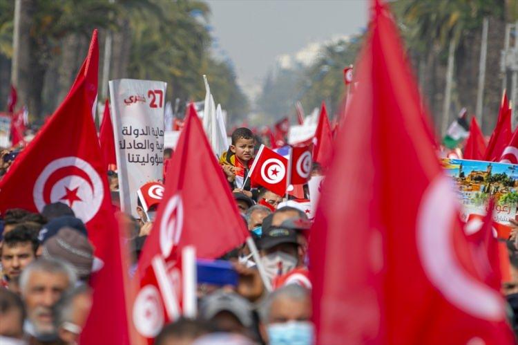 <p>Halkın, Tunuslular arasında diyalog ve pozitif etkileşim istediğini belirten Gannuşi, "Bugünkü gösteri bize, 10 yıl önce Zeynel Abidin bin Ali rejiminin düşmesiyle sonuçlanan devrim sürecinin gösterilerini hatırlattı." dedi.</p>

<p> </p>

