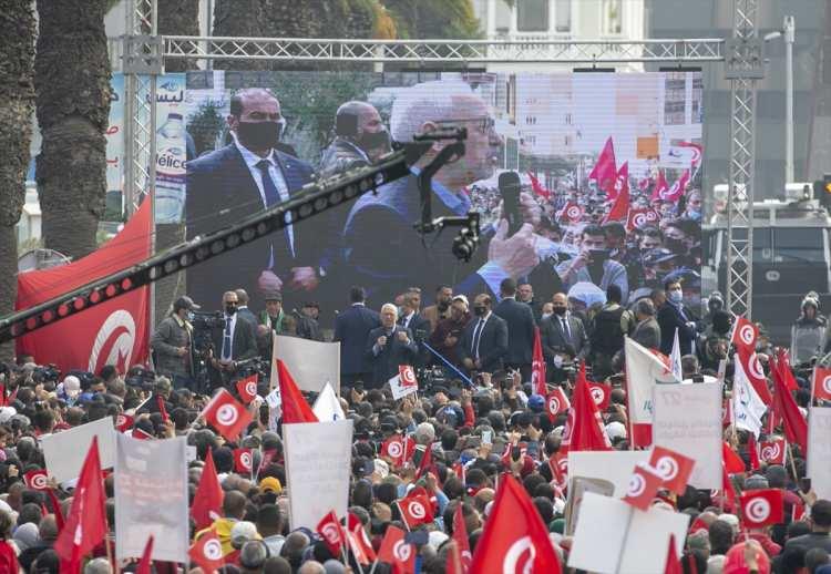 <p>Nahda Hareketiyle eş zamanlı olarak İşçi Partisinin düzenlediği yürüyüşe de değinen Gannuşi, İşçi Partisi destekçilerinin de ülkede değişim istediğini kaydetti.</p>
<p>Gannuşi, "Halk, sosyal adalet ve demokratik geçiş sürecinin tamamlanmasını istiyor. Hepimiz reform istiyoruz. Öncelikle siyasi aktörler ve parti başkanları arasındaki iletişimi reformize ederek işe başlamalıyız. Sonrasında basın reforma tabi tutulmalı, ekonomik ve sosyal krizlere çözüm bulunmalıdır." diye konuştu.</p>