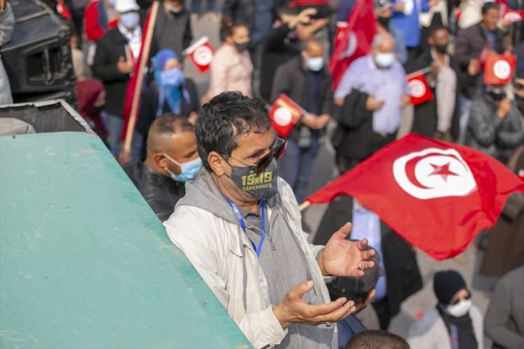 <p>Cumhurbaşkanı Kays Said, kabine için güvenoyu oturumundan bir gün önce, hükümet değişikliğinin Anayasa'nın gerekliliklerini yerine getirmediğini, kendisine bilgi verilmediğini ve bazı bakanların çıkar ilişkileri bulunduğunu söyleyerek, itirazını açıkladı.</p>

<p> </p>
