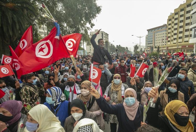 <p>Buna rağmen Meşişi'nin yeni kabinesi 27 Ocak'ta Nahda Hareketi, Tunus'un Kalbi ve diğer bazı partilerin desteğiyle Meclisten güvenoyu aldı.</p>

<p>Ancak Said'in teamül gereği yeni bakanları, göreve başlaması için yemin törenine çağırmaması krizi derinleştirdi.</p>

<p> </p>
