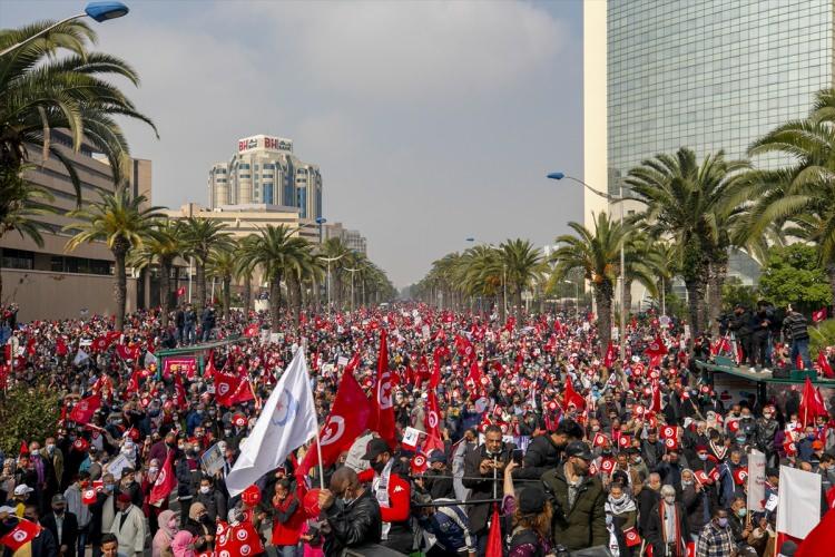 <p>Meşişi, krize çözüm arayışıyla 15 Şubat'ta 5 bakanı görevden alarak, eski kabine içindeki 2'si kadın beş bakanı vekaleten bu bakanlıklara atadı.</p>
