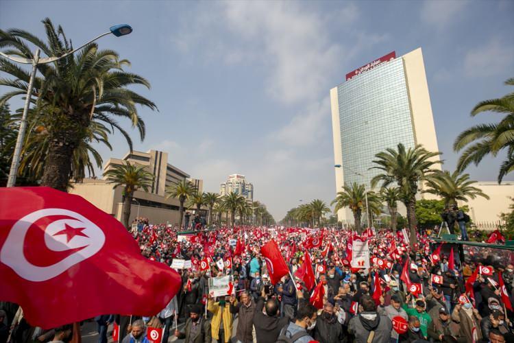 <p>Başbakan Meşişi'nin hamlesi bir çeşit taviz şeklinde yorumlanırken birkaç saat sonra cumhurbaşkanlığı açıklama yaptı. Açıklamaya göre Said, Başbakan Meşişi'ye kabine değişikliğinin hukuki yönlerine ilişkin bir mektup yazdı.</p>
<p>"Kabine değişikliği bazı Anayasa hükümlerini görmezden geldi." ifadelerinin yer aldığı mektubunda Said, kabine değişikliğinin Anayasa'nın 92 ve 46'ncı maddelerine aykırı yapıldığını kaydetti.</p>
<p>Said'in mektubu krizin devam ettiğinin sinyalini verdi.</p>