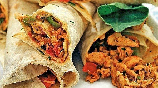 <p><span style="color:#800080"><strong>TANTUNİ: Tantuni aslen Mersinli ama Türkiye'nin hemen her yerinde bu süper lezzeti bulmak mümkün.</strong></span></p>
<p> </p>