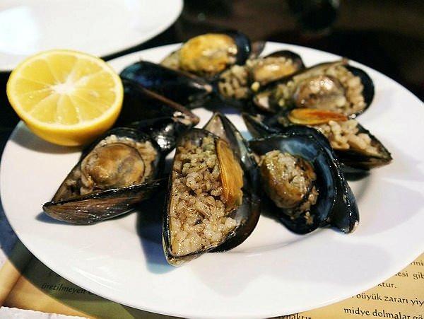 <p><span style="color:#800080"><strong>MİDYE DOLMA: Kendinizi sokaktaki bir tezgâhın yanında, elinizdeki midyeye bolca limon sıkarken bulursanız şaşırmayın. Başladıktan sonra duramayabilirsiniz!</strong></span></p>
<p> </p>