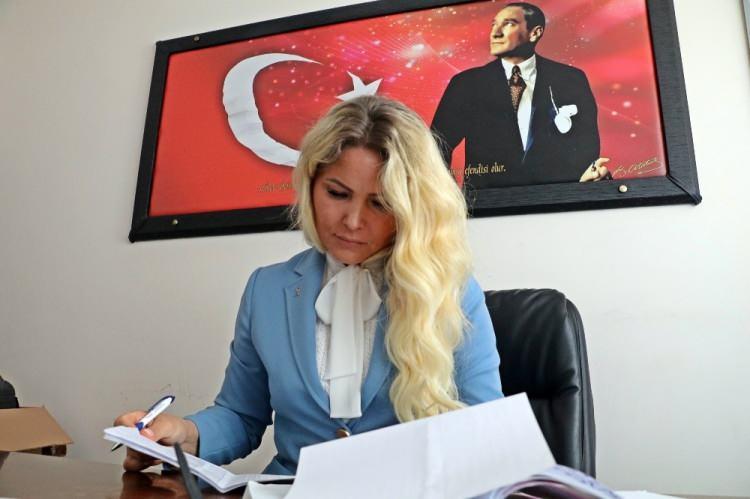 <p>Taş, AK Parti’nin kurulduğu günden bugüne her kesimi kucaklayarak yoluna devam ettiğine dikkati çekerek, “Hem herkesi kucaklayarak Antalya’da çok güzel hizmetler yapmış bir parti, hem de oy oranlarını yüzde 21’den yüzde 47’lere yükseltmiş bir partidir. Biz güçlenerek üye sayımızı arttırdık. Şu anda Antalya’da yaklaşık 325 bin üyemiz var. Antalya’da en fazla üyesi bulunan siyasi partiyiz. Farklı ülkelerden ülkemize yerleşip vatandaşlık alan hemşerilerimiz bugün burada AK Parti ailesine güç verdiler. Üye sayımız 325 binlerde ama bu yıl hedefimiz üye sayımızı Antalya’da 375 bine çıkarmak. Katılım ve rozet takmalarımız sürecek, bizi izlemeye devam edin” ifadelerini kullandı.</p>