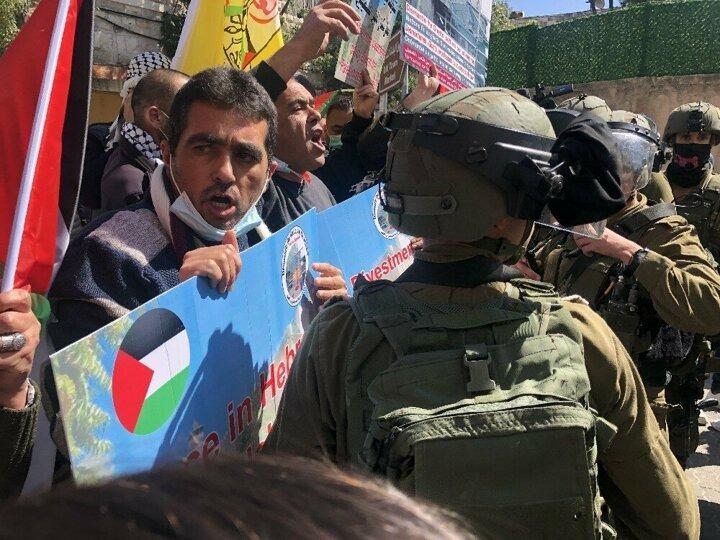 <p>Gösteride El-Halil’in merkezinde yer alan Al- Shuhada Caddesi’ni kapatmak isteyen Filistinli göstericiler, İsrail işgalini kınayan pankartlar ve Filistin bayrakları taşıdı.</p>

<p> </p>
