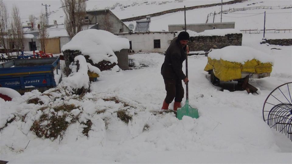 <p>KARS'ta son yağan kar, köylüleri sevindirdi. Bu günlerde yağan karın verimli olduğunu söyleyen çiftçiler, "Bu kar altın değerindedir" dedi.</p>

<p> </p>
