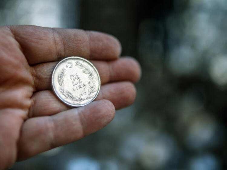 <p>Buraya gelen koleksiyonerler tek tek sandık içindeki paraları inceleyerek kendilerinde olmayanları alıyorlar. Çok nadir bulunanlar ise özel koleksiyon kitaplarının içinde teşhir ediliyor. Buradaki paraları köy köy, ilçe ilçe gezerek bir araya getirdim. Çok büyük emek ve zahmet var. Koleksiyonerler için eşsiz bir arşiv" diye konuştu.</p>

<p> </p>
