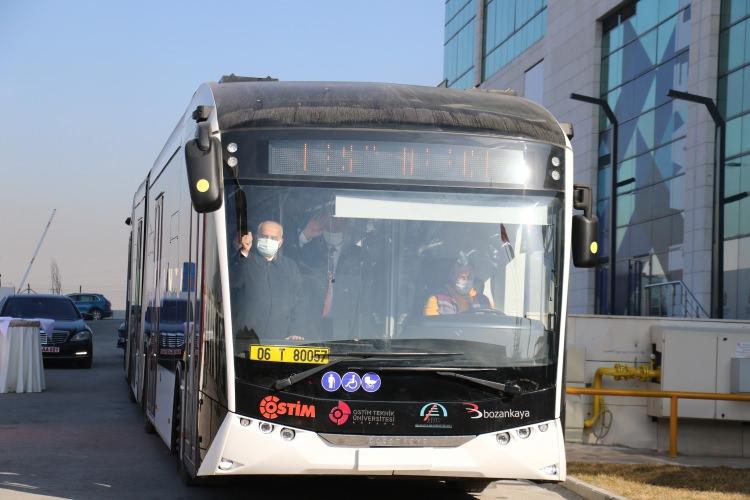 <p>Yüzde 100 yerli ve elektrikli metrobüs Ankara turuna çıktı. OSTİM istikametinden Kızılay'a yol alan otobüs, tanıtım anonsları ile halka tanıtıldı. </p>
