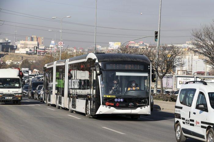 <p>250 kişi yolcu kapasiteli, 25 metre uzunluğunda. Otobüs tek şarj ile 250 kilometre yol alabiliyor.</p>
