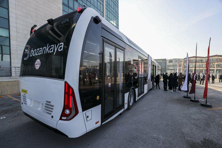 <p>Tanıtımı yapılan metrobüs, hem yatırımcıların hem de elektrikli ulaşım teknolojilerine ilgi duyanların yakından görebilmesi için yaklaşık bir ay boyunca OSTİM'de sergilenecek.</p>
