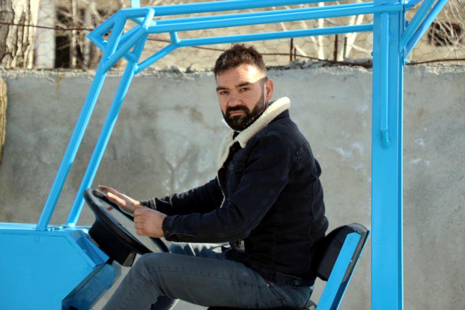 <p>Gökçebey’e bağlı Muharremler köyünde oturan Gökhan Eroğlu, 3 yıl önce atık malzemelerinden 2,5 ton yük taşıyabilen tarım aracı üretti. Motosiklet motoru ve otomobil şanzımanını birleştirerek yaptığı tarım aracı büyük ilgi gördü. </p>
