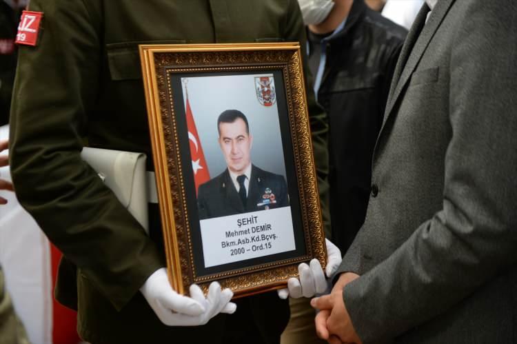 <p>Bitlis'te düşen helikopterde şehit olan Bakım Astsubay Kıdemli Başçavuş Mehmet Demir'in (49) cenazesi, Kahramanmaraş'ta, dayısı emekli müftü Ahmet Çelik'in kıldırdığı cenaze namazının ardından toprağa verildi. </p>
