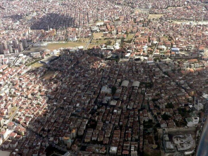 <p>İstanbul'da muhtemel 7,5 ve üzeri büyüklüğe sahip bir depremde 13 bin 492'si çok ağır, 39 bin 325'si ise ağır olmak üzere 53 bine yakın binanın ağır hasar alması bekleniyor.</p>

<p> </p>
