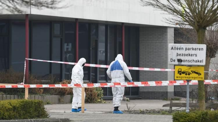 <p>Hollanda'da koronavirüs testi yapılan bir sağlık merkezi bombalı saldırının hedefi oldu. patlamada merkezin camları kırıldı. yaralanan olmadı.</p>

<p>Saldırı, Hollanda'nın başkenti Amsterdam'a 55 kilometre uzaklıktaki Bovenkarspel kasabasında düzenlendi.</p>

<p> </p>
