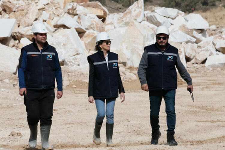 <p>"Hem taziyeleri kabul ediyorduk, hem de gelen müşterilerimizle ilgileniyorduk. Ben mermer konusunda, maden konusunda çok da fikri olmayan bir yönetim kurulu başkanı olarak işin başındaydım. Fuarda yardım ediyor gibi destek olmak istiyor gibi gelenler oldu. 'Bir ihtiyacınız varsa lütfen arayın. Babanız bizim arkadaşımızdı, müşterimizdi' gibi şeyler söyleyenlerden şunları duydum, 'Hiç abiniz, amcanız, dayınız, var mı?'</p>

<p> </p>
