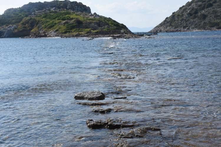 <p>150 metre uzunluğunda 2.5 metre genişliğindeki kral yolundan antik Myndos kentinin bulunduğu Tavşan Adası'na gitmek isteyen vatandaşlar, havaların ısınması durumunda kral yolu kapanmadan çıplak ayakla yürümek istediklerini ifade etti. Adaya giden kral yolu dron ile görüntülendi.</p>