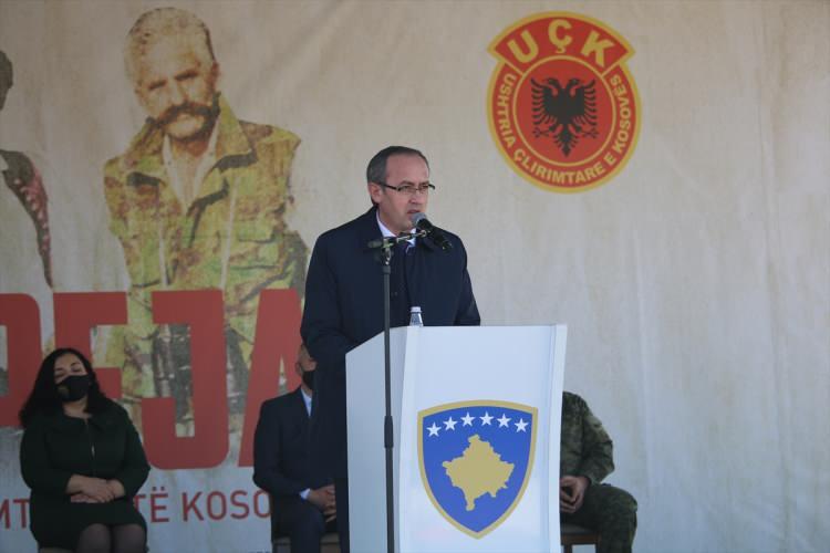 <p>Katliamda öldürülen Jashari ailesinin Prekaz'da 23 yıl önce verdiği üç günlük mücadelenin Kosova'nın özgürlük temellerini attığını kaydeden Osmani, mevcut ve gelecek nesillerin kendi kaderlerini milletin kaderinin önüne koyarak herkesin özgürlüğü için feda eden efsane komutan Adem Jashari ve ailesinin örneğiyle yaşayacağını ifade etti.</p>

<p> </p>
