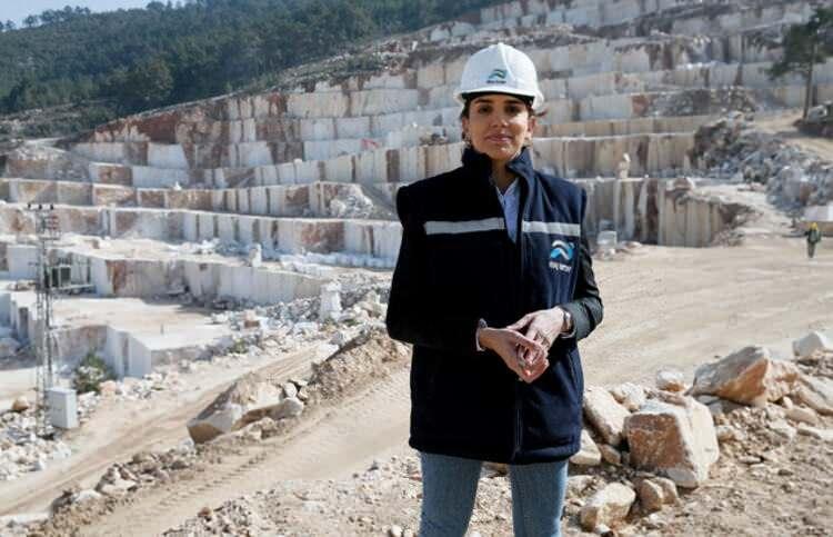 <p>İlk olarak çevredekilerin kendisine inanmadığına değinen Özmen, şöyle konuştu: "Babamın kaybından sonra etraftan, 'Kadın başlarına bu işi yönetemezler. Bu firmayı satarlar. 4 kadın bunlardan 2'si öğrenci, biri yeni mezun bir avukat, diğeri de iş hayatında olmayan bir anne.' diye dedikodular kulağımıza geldi.</p>
<p> </p>