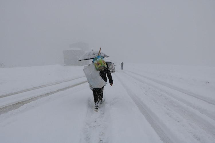 <p>Yüksekova'da dün başlayan yoğun kar yağışı hayatı olumsuz etkiledi. Kar kalınlığının yarım metreyi aştığı ilçede 62 köy ve 115 mezranın yolu ulaşıma kapanırken, ilçe merkezinde park halindeki araçlar adeta kara gömüldü.</p>
