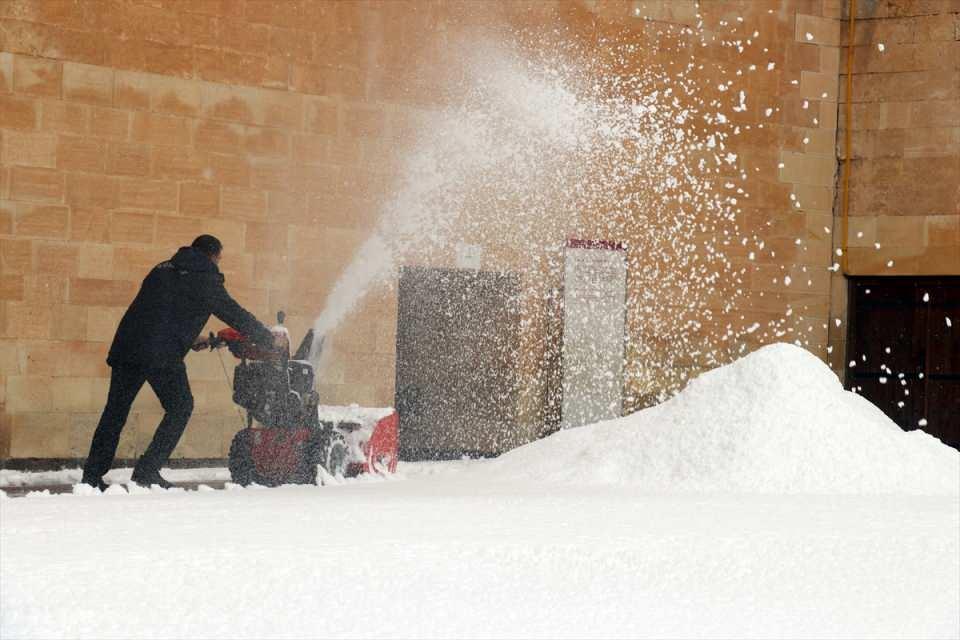 <p>"Medeniyetler ge&ccedil;idi" olarak adlandırılan b&ouml;lgede 1900 rakımlı tepeye kurulu ve UNESCO D&uuml;nya Miras Ge&ccedil;ici Listesi'nde de yer alan İshak Paşa Sarayı, yılın d&ouml;rt mevsimi sahip olduğu doğal g&uuml;zellikleriyle yerli ve yabancı &ccedil;ok sayıda turisti ağırlarken, karla kaplı g&ouml;r&uuml;nt&uuml;s&uuml;yle de cezbediyor.</p>

<p>&nbsp;</p>
