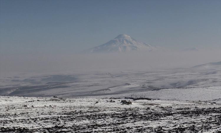 <p>Bölgede havanın bulutsuz olduğu zamanlar Kars'tan gözüken dağ, doğasever ve fotoğraf tutkunlarına seyrine doyumsuz manzaralar sunuyor. </p>

<p> </p>
